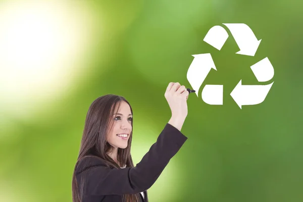 Mulher Sorridente Desenhando Símbolo Reciclagem — Fotografia de Stock