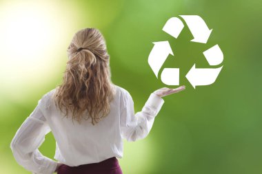 jonge vrouw met recycling symbool