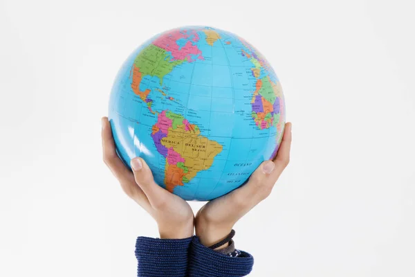 Mãos Segurando Mapa Mundo Globo Balão — Fotografia de Stock