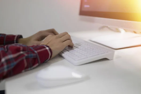 Mani Digitando Sul Computer Desktop — Foto Stock