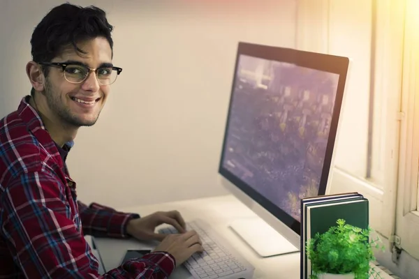 Ung Man Som Arbetar Skrivbordet Med Datorn — Stockfoto