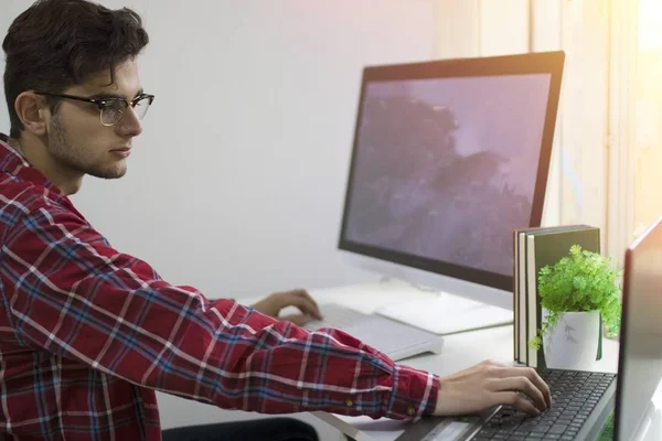 Ung Man Med Datorn Arbetar Eller Studerar Vid Skrivbordet — Stockfoto