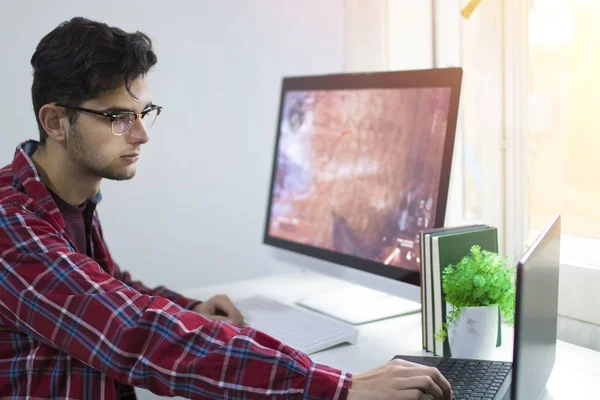 Ung Man Med Datorn Arbetar Eller Studerar Vid Skrivbordet — Stockfoto