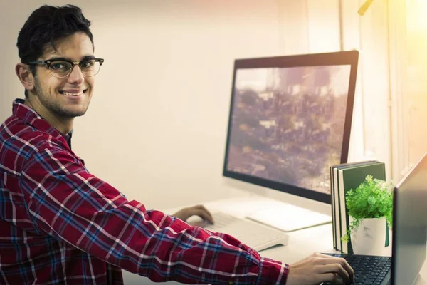 Jeune Homme Avec Ordinateur Travaillant Étudiant Bureau — Photo