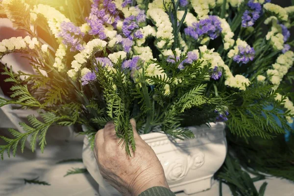 Ruce Pracují Aranžmá Květinářství — Stock fotografie