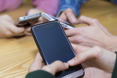 El grup ile hareket eden telefon