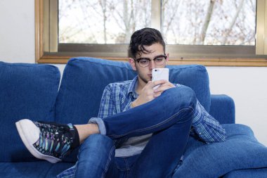 cep telefonu ile ev kanepe genç casual