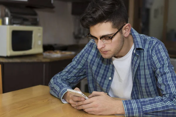 Ung Vuxen Med Mobiltelefon Hem Kök — Stockfoto