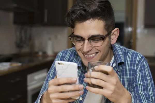 Ung Man Köket Med Mobiltelefonen — Stockfoto