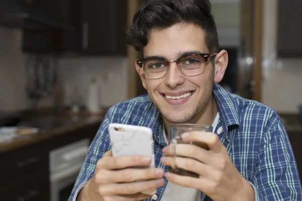 Ung Man Köket Med Mobiltelefonen — Stockfoto