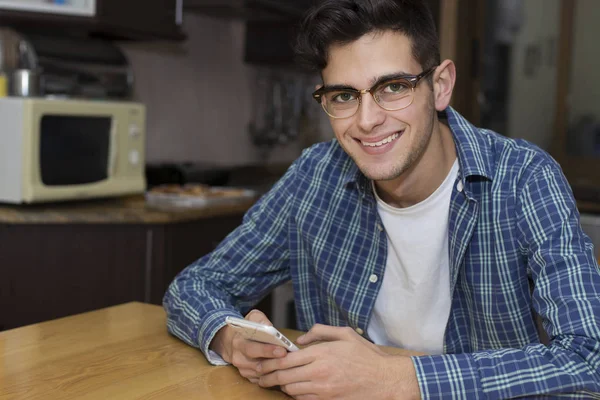 Jong Volwassene Met Mobiele Telefoon Huis Keuken — Stockfoto