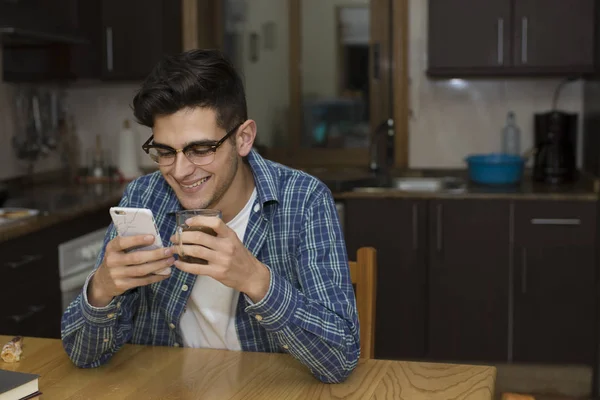 Ung Man Köket Med Mobiltelefonen — Stockfoto