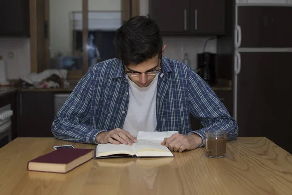 Jonge Student Studeren Lezen Van Boeken Het Appartement — Stockfoto