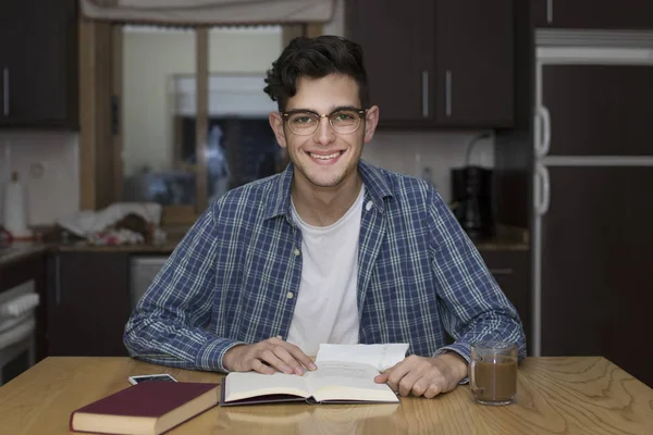 Giovane Studente Che Studia Legge Libri Nell Appartamento — Foto Stock