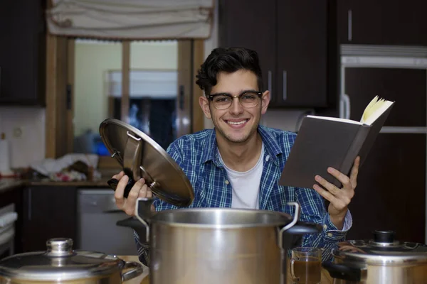 Μαθαίνουν Μαγειρεύουν Cookbook Και Δοχεία — Φωτογραφία Αρχείου