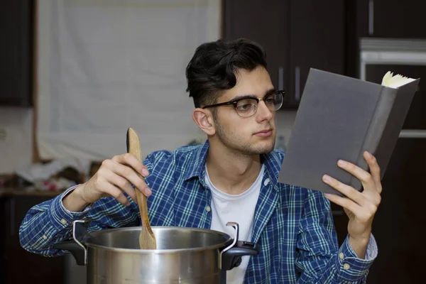 Μαθαίνουν Μαγειρεύουν Cookbook Και Δοχεία — Φωτογραφία Αρχείου