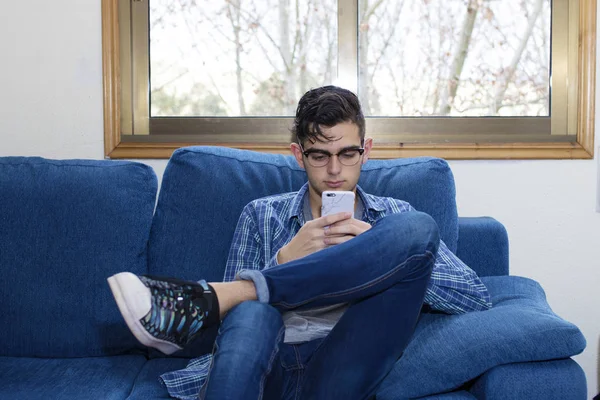 Joven Sofá Del Hogar Con Teléfono Móvil — Foto de Stock