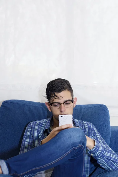 Junge Lässig Auf Dem Heimischen Sofa Mit Handy — Stockfoto