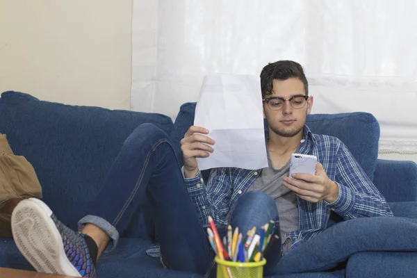 Jonge Student Volwassene Thuis Werken — Stockfoto