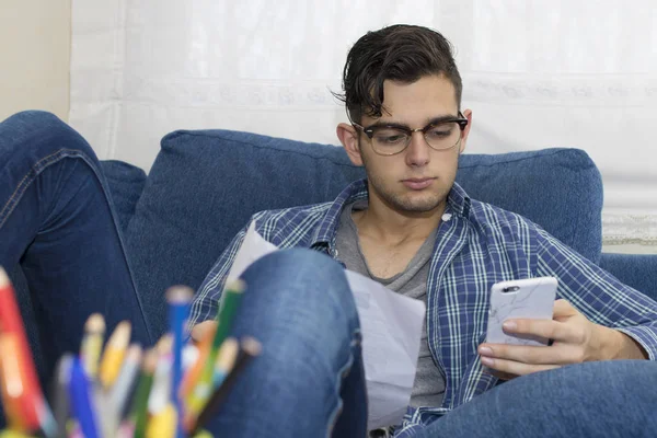 Joven Con Teléfono Móvil Casa — Foto de Stock