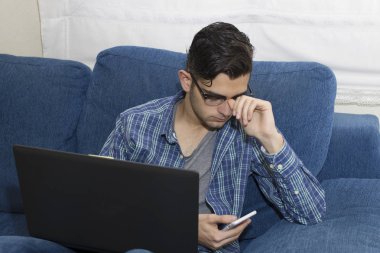 ya da evde bilgisayar ile eğitim genç yetişkin çalışma