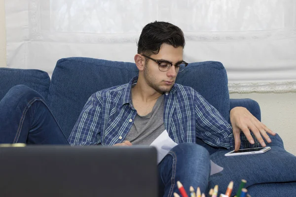 Jovem Casa Com Telefone Celular Laptop — Fotografia de Stock