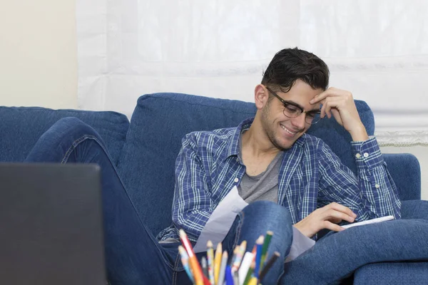 Junge Erwachsene Die Hause Computer Arbeiten Oder Lernen — Stockfoto