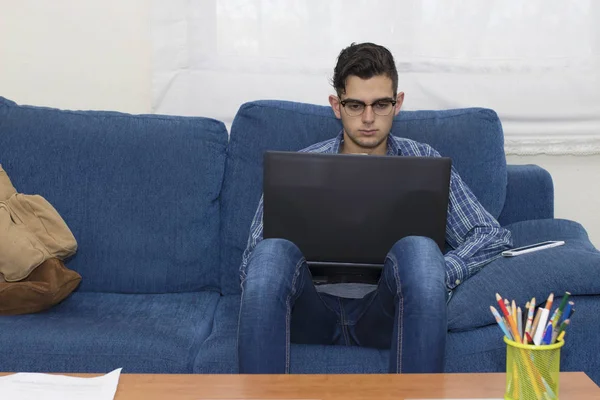 Jonge Volwassen Werken Studeren Met Computer Thuis — Stockfoto