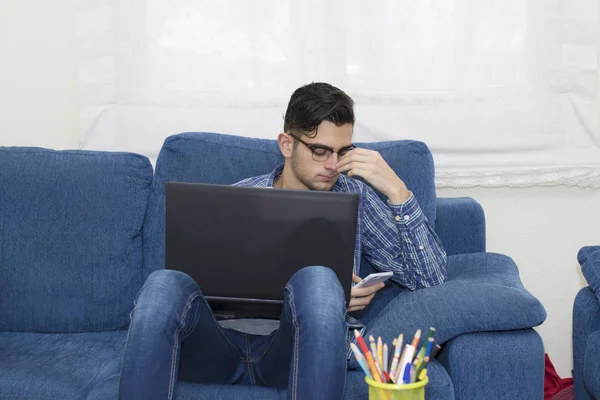 Jonge Volwassen Werken Studeren Met Computer Thuis — Stockfoto