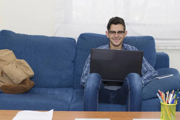 Jonge Volwassen Werken Studeren Met Computer Thuis — Stockfoto