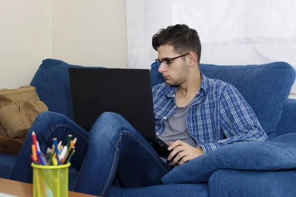 Junge Auf Dem Heimischen Sofa Mit Handy Und Laptop — Stockfoto