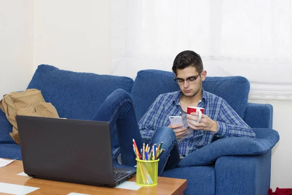 Jonge Thuis Met Laptop Telefoon — Stockfoto