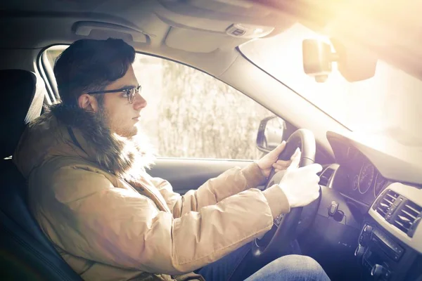 Jonge Man Rijden Achter Het Stuur Van Auto — Stockfoto