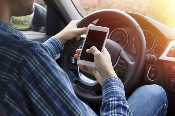 Chauffeur Met Mobiele Telefoon Auto — Stockfoto
