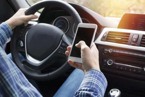 Driver Med Mobiltelefon Bilen — Stockfoto