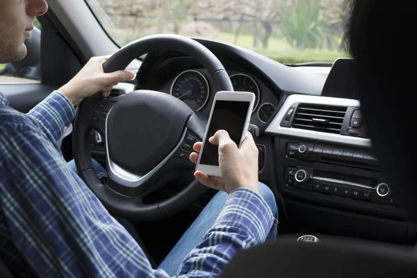 Motorista Com Telefone Celular Carro — Fotografia de Stock