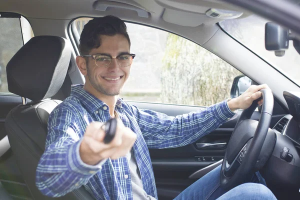 Adulto Joven Conduciendo Coche —  Fotos de Stock