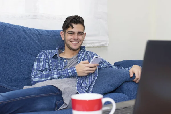 Jonge Thuis Met Mobiele Telefoon Bank — Stockfoto