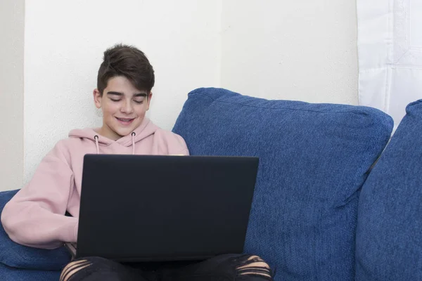 Adolescente Con Portátil Casa Sala Estar —  Fotos de Stock