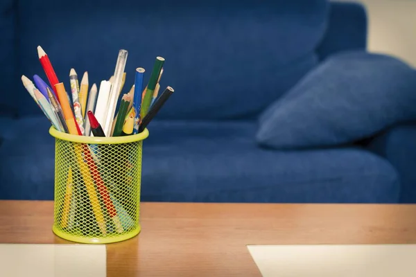 Stift Mit Buntstiften Auf Dem Tisch — Stockfoto