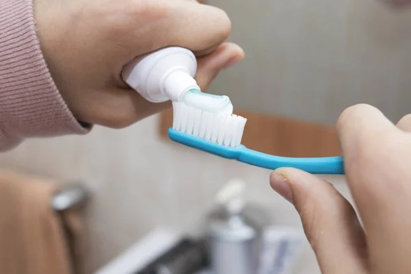 Manos Con Pasta Dientes Cepillo Dientes — Foto de Stock