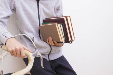 öğrenci el kitapları ve bisiklet