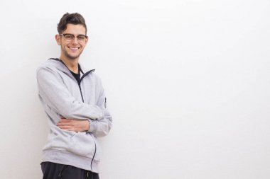 Beyaz duvardaki genç rahat tarzı