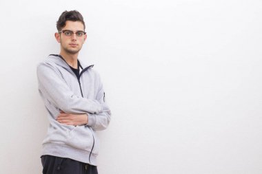 Beyaz duvardaki genç rahat tarzı