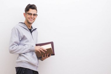 beyaz duvar kitapları ile genç öğrenci