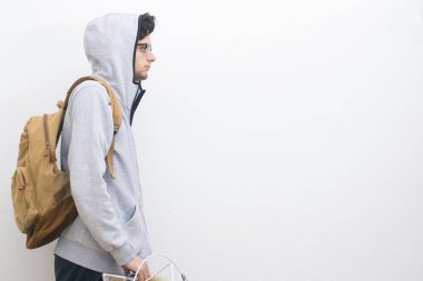 sırt çantası ve beyaz duvar içinde bisiklet ile genç