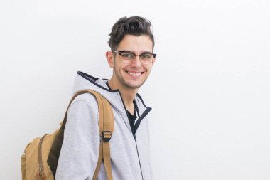 beyaz duvar arka plan üzerinde genç moda portresi
