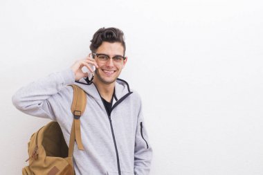 cep telefonu üzerinde beyaz duvar izole ile genç