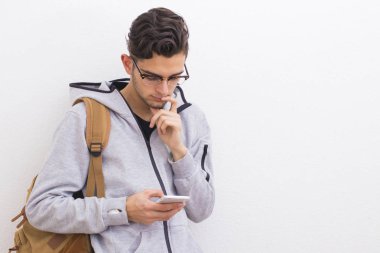 cep telefonu üzerinde beyaz duvar izole ile genç