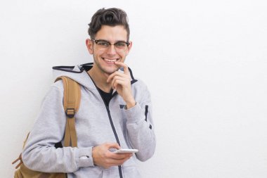 cep telefonu üzerinde beyaz duvar izole ile genç